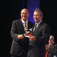 Geraldo Alckmin, governor of the state of São Paulo, being awarded.