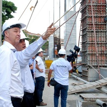 Mr. Carlos Vallderuten explaining the project to Mr Dahl