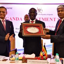 Mr. Vijay Kalantri, Vice President, World Trade Centre Mumbai presenting a memento to H. E. Edward Kiwanuka Ssekandi, Hon’ble Vice President of Uganda. Also in Photo (L) Mr. Madhusudan Agrawal, Honorary Consul of Uganda in Mumbai.