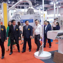 Leaders of Binh Duong province attended the kick-off and opening ceremony of the fair.