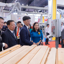 Leaders of Binh Duong province attended the kick-off and opening ceremony of the fair.